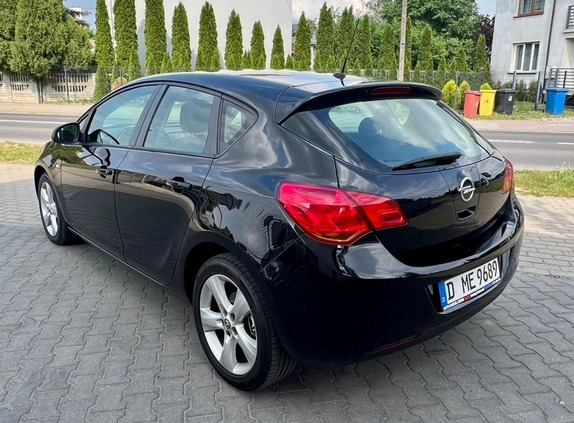 Opel Astra cena 26400 przebieg: 180000, rok produkcji 2010 z Jabłonowo Pomorskie małe 172